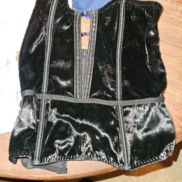 Large Bundle of Victoria's Secrets Lingerie - Picture 3 of 11